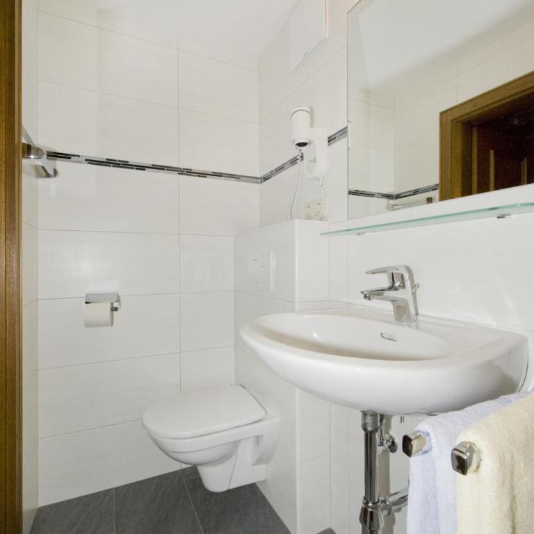 Pension Riedlsperger - Doppelzimmer mit Balkon - 9