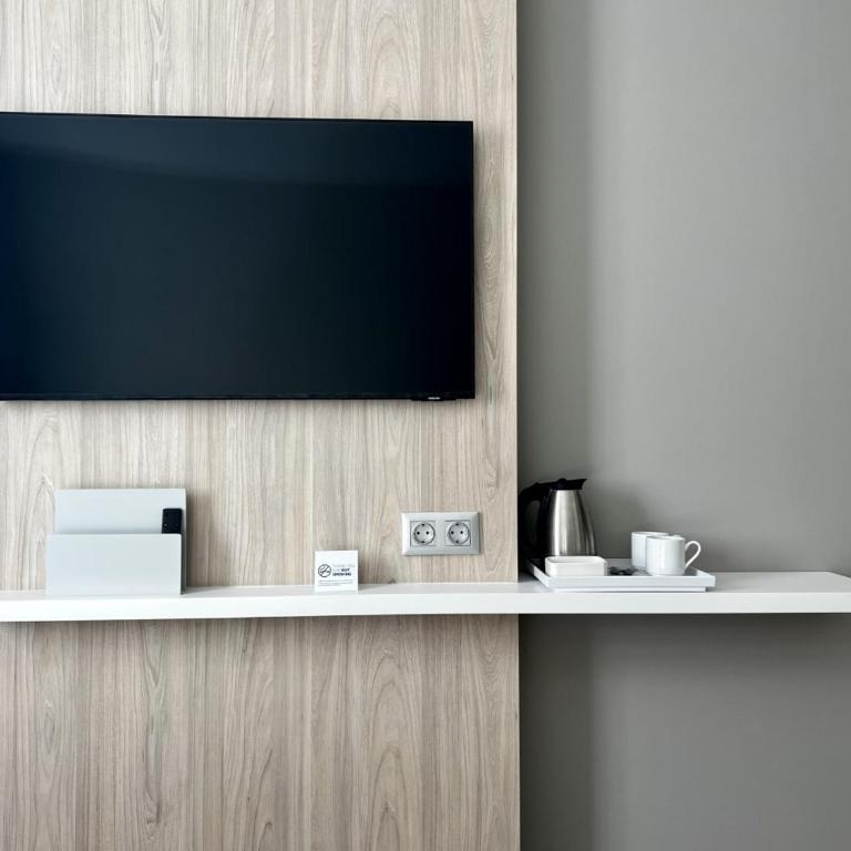 Holiday Inn Express - Madrid - Airport by IHG - Standard Queen Room - Free Breakfast - 11