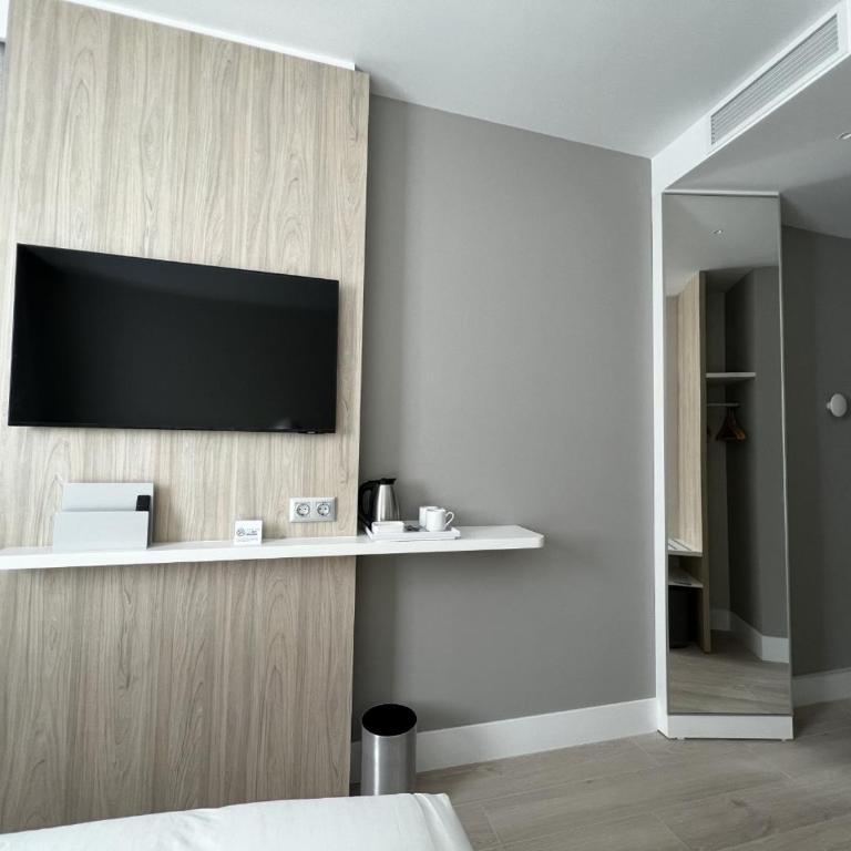 Holiday Inn Express - Madrid - Airport by IHG - Standard Queen Room - Free Breakfast - 12