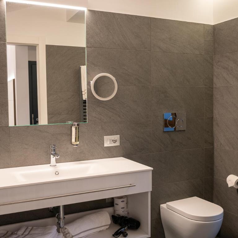 Boutique Hotel Touring - Camera Familiare Superior - 13