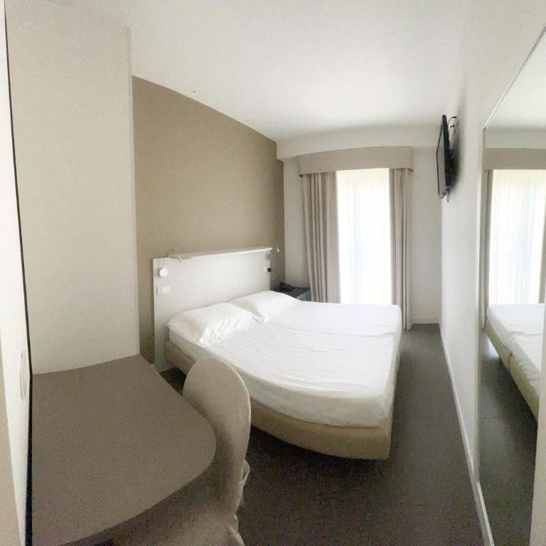 Hotel Arlecchino - Camera Matrimoniale/Doppia con Letti Singoli - 1