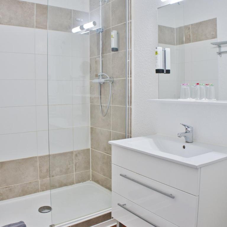 Cit'Hotel des 2 Golfs - Chambre Lits Jumeaux - Vue sur Port - 10