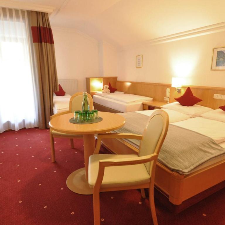 Heart Hotel Himmelberg - Doppelzimmer mit Zustellbett - 2