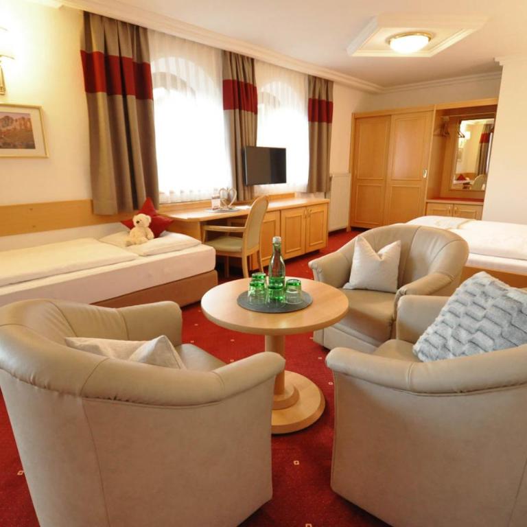 Heart Hotel Himmelberg - Doppelzimmer mit Zustellbett - 3