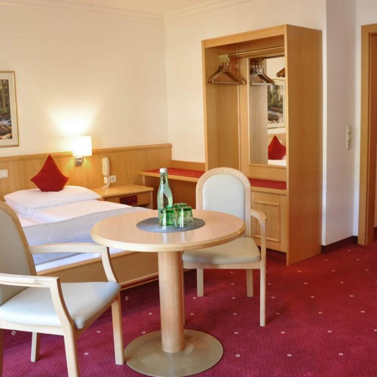 Heart Hotel Himmelberg - Doppelzimmer mit Zustellbett - 4