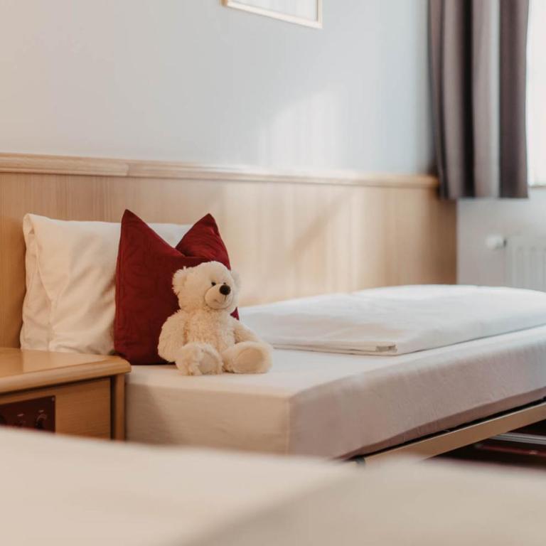 Heart Hotel Himmelberg - Doppelzimmer mit Zustellbett - 5