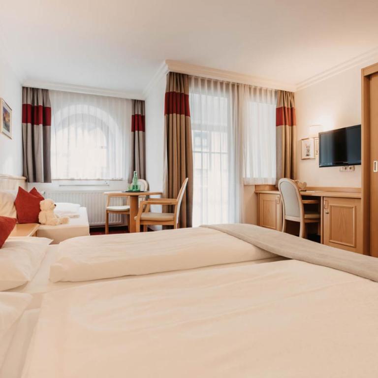 Heart Hotel Himmelberg - Doppelzimmer mit Zustellbett - 6
