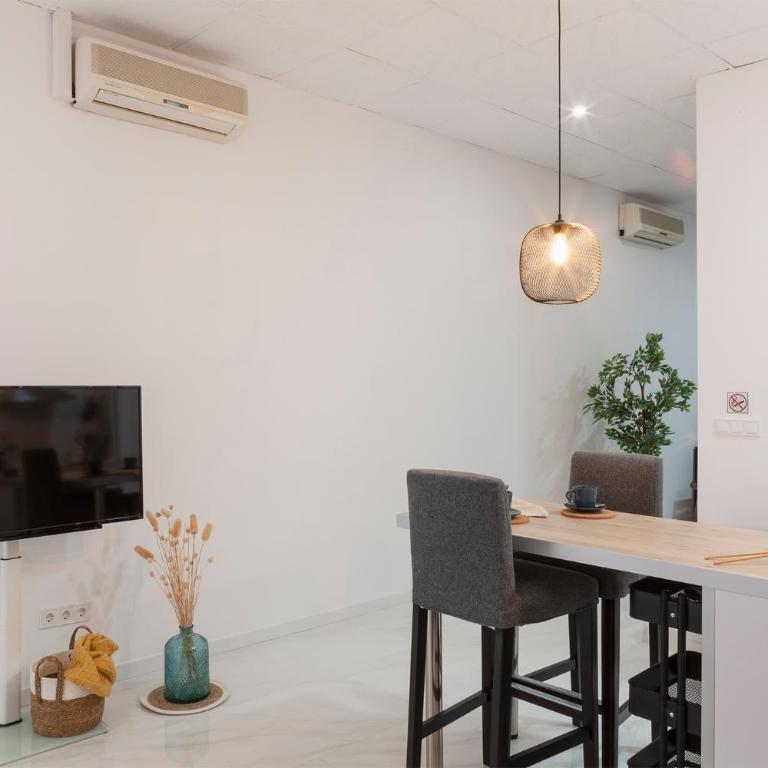 Digital Nomad Retreat 2 -Great Location Near Metro - One-Bedroom Apartment - 11