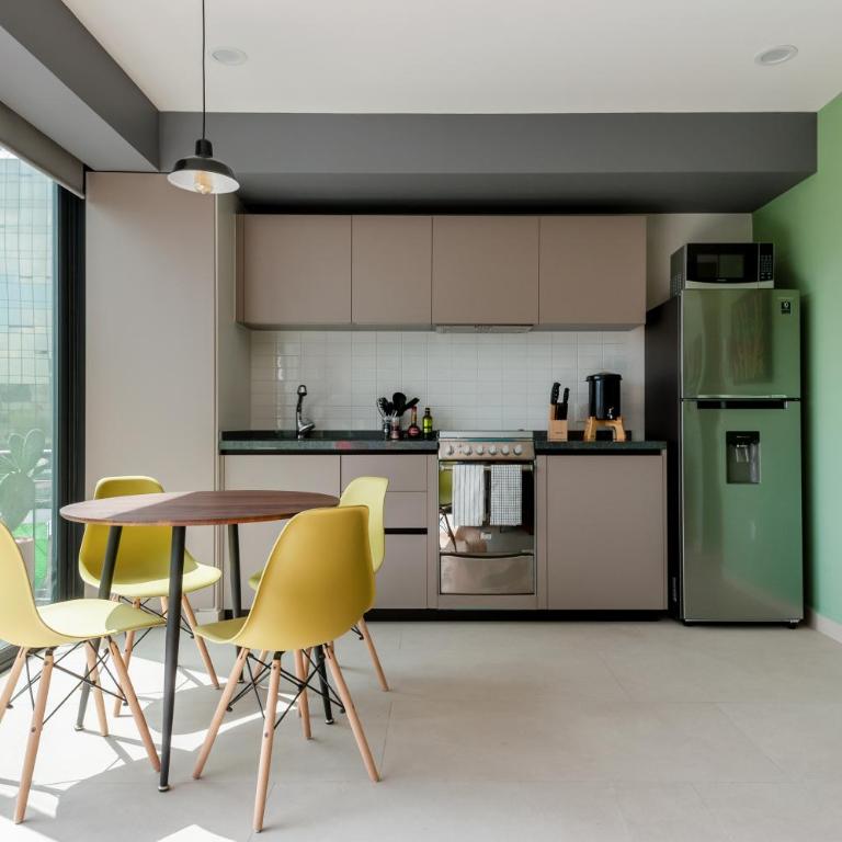 Alcazar Apartments - Apartment with Balcony - 4