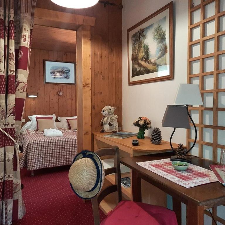 Hôtel Les Triolets - Chambre Familiale (2 Adultes et 2 Enfants) - 8