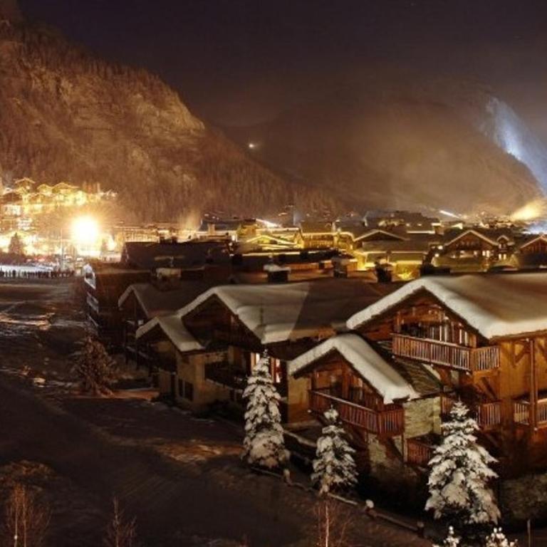Appartement-chalet de standing avec cheminée et hammam, idéalement situé sur le front de neige de Val d'Isère - FR-1-694-9 - Appartement - 3