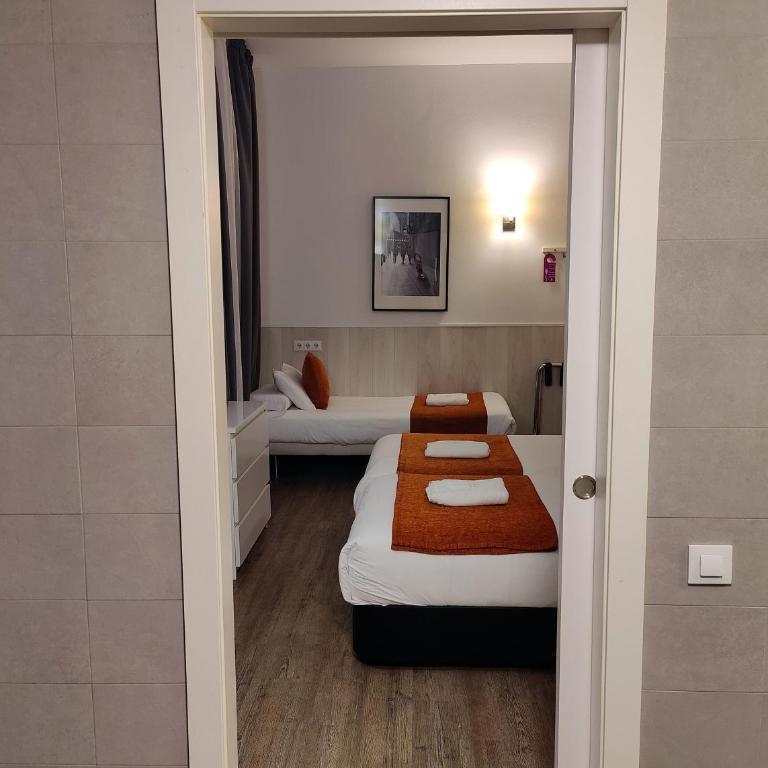 Hostal Live Barcelona - Triple Room - 13