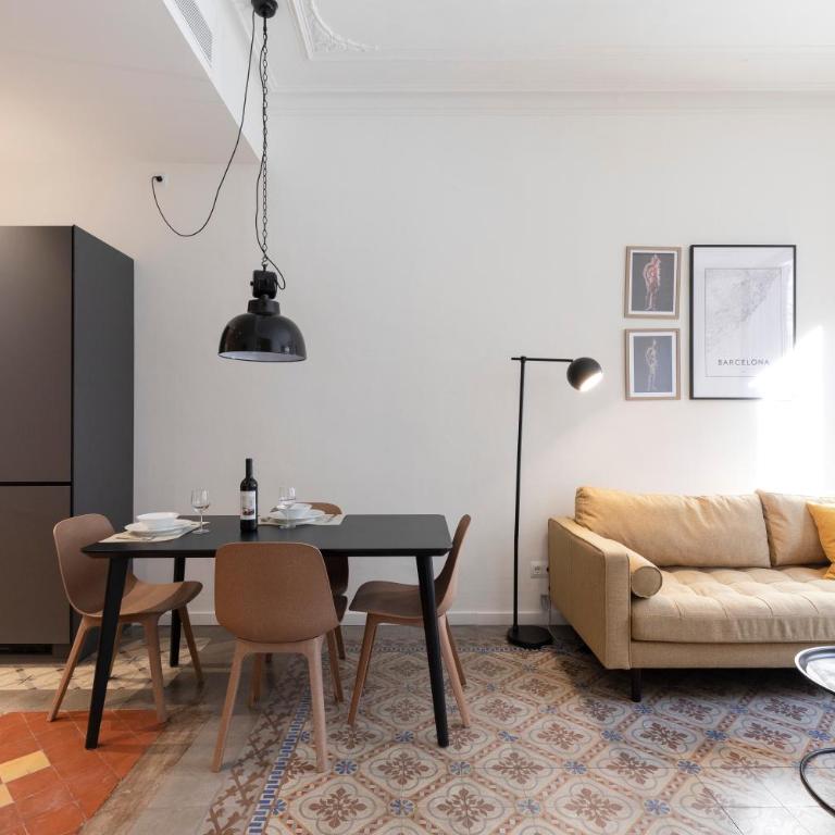 AB Centric Universitat - Three-Bedroom Apartment - 3