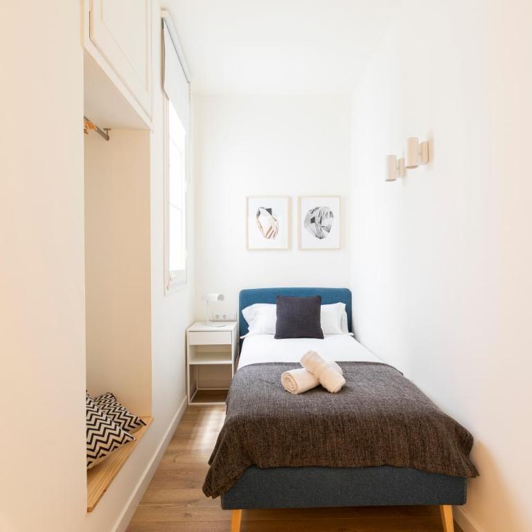 AB Centric Universitat - Three-Bedroom Apartment - 7