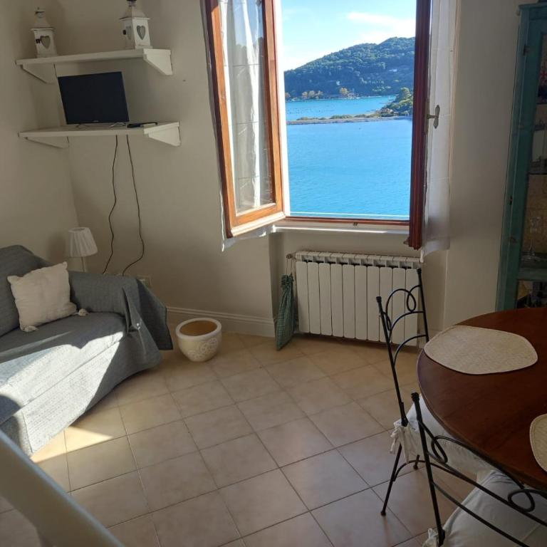 Vittoria 19 - Appartamento con 2 Camere da Letto - 2