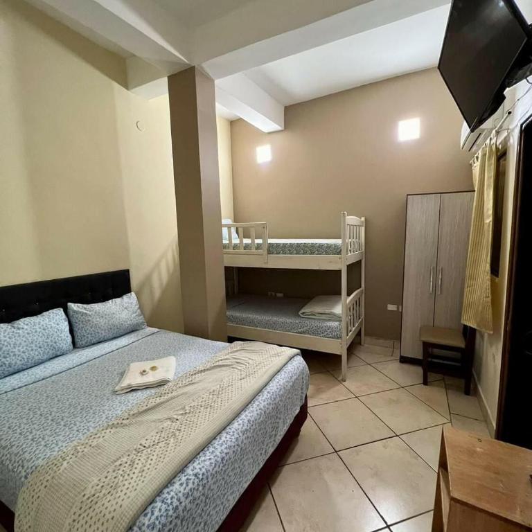 Hotel Catedral - Habitación Triple con baño privado - 4