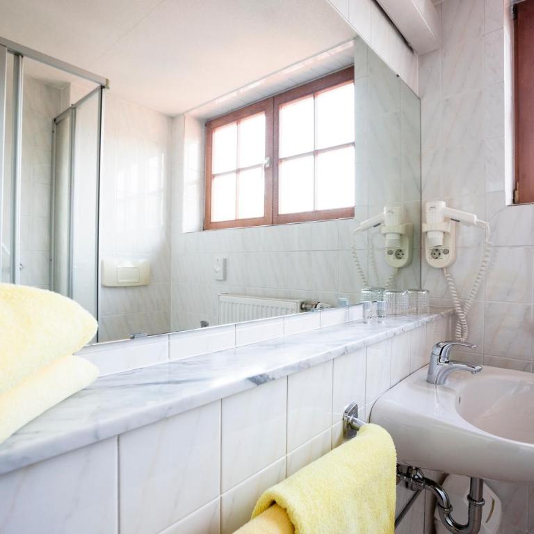 Gästehaus Hotel Maria Theresia - Doppelzimmer mit Balkon - 4