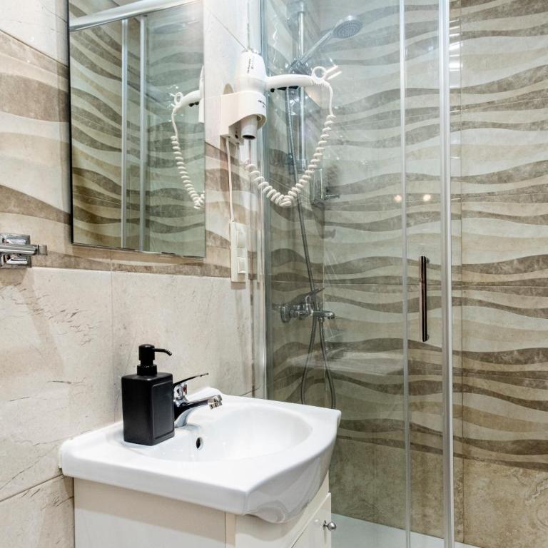 Hostal Rincón de Sol - Centro Madrid - Self Checkin - Twin Room with City View - 5