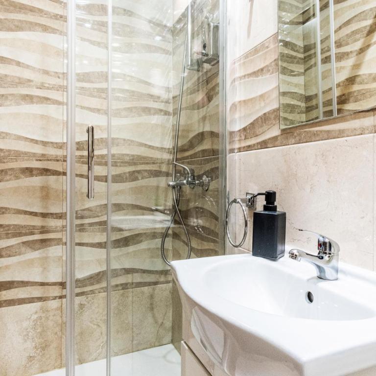 Hostal Rincón de Sol - Centro Madrid - Self Checkin - Superior Twin Room with City View - 7