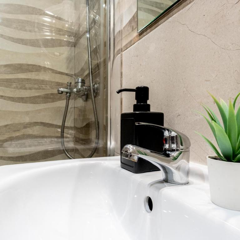 Hostal Rincón de Sol - Centro Madrid - Self Checkin - Triple Room with City View - 8
