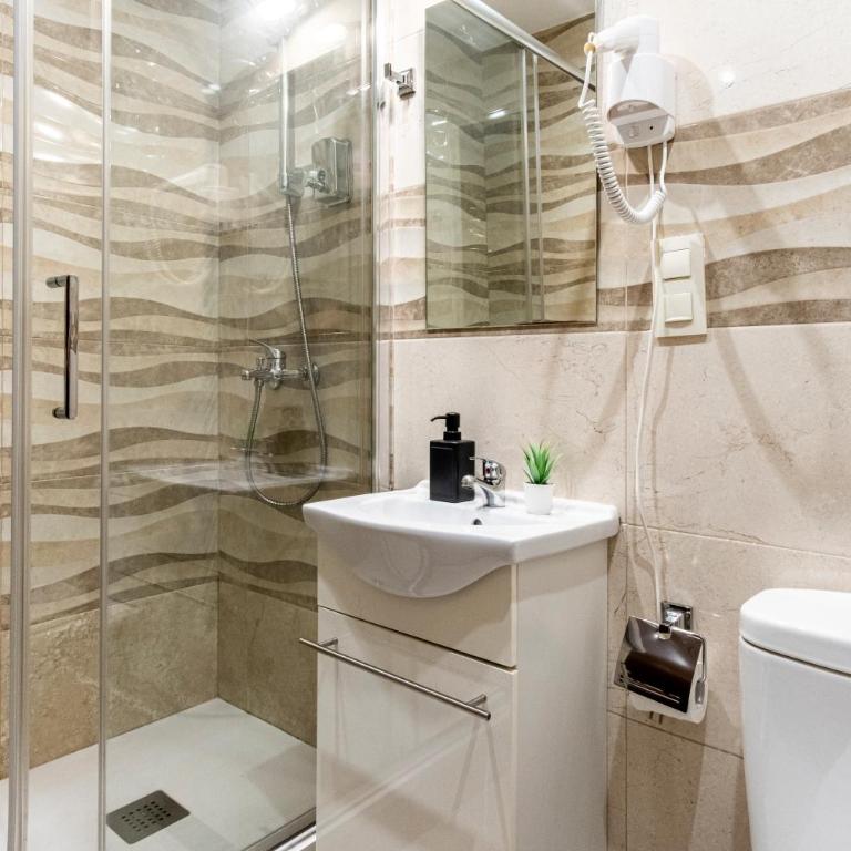 Hostal Rincón de Sol - Centro Madrid - Self Checkin - Triple Room with City View - 9