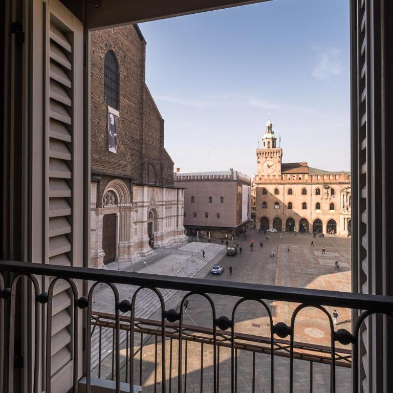 Urbanicooh Asinelli - Balcony on Piazza Maggiore - Two-Bedroom Apartment - 1