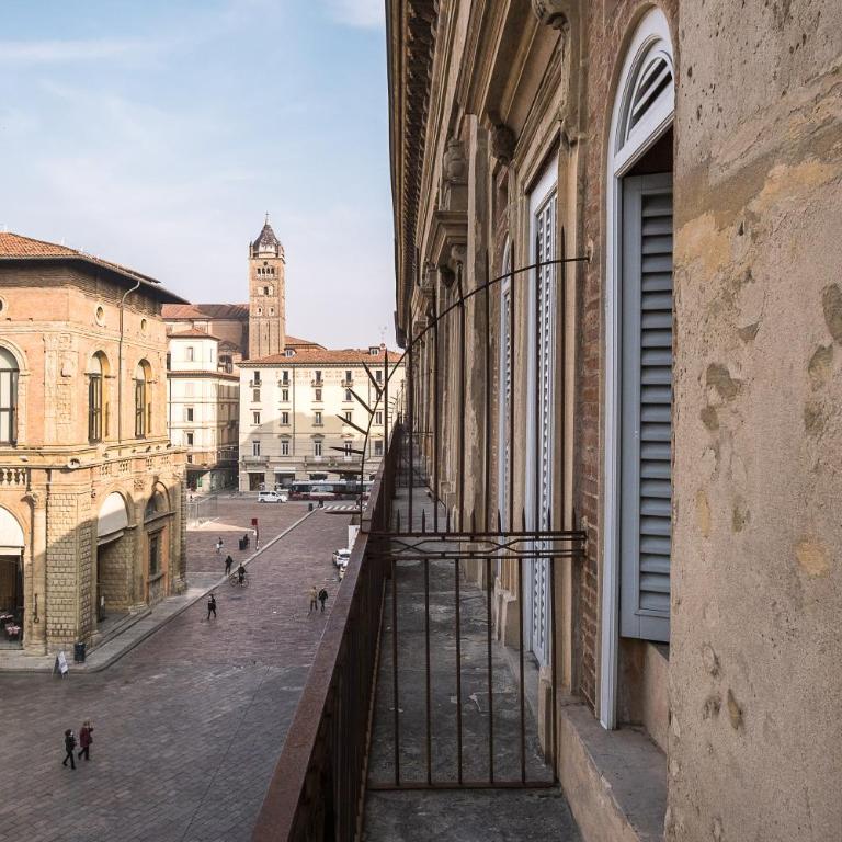 Urbanicooh Asinelli - Balcony on Piazza Maggiore - Two-Bedroom Apartment - 9