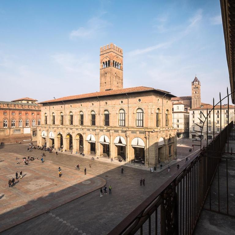 Urbanicooh Asinelli - Balcony on Piazza Maggiore - Two-Bedroom Apartment - 14