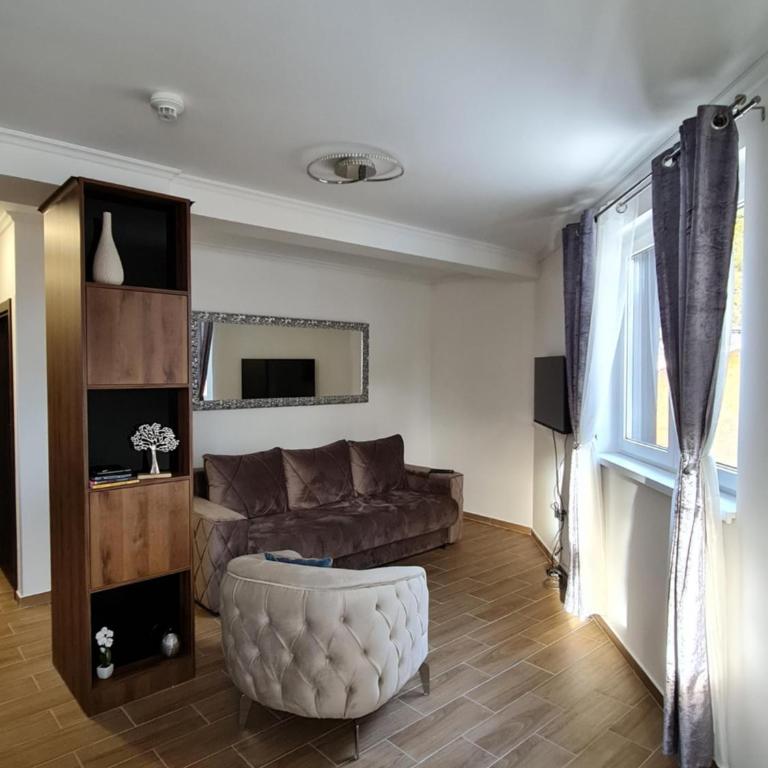 E&M Platinum - One-Bedroom Apartment - 1