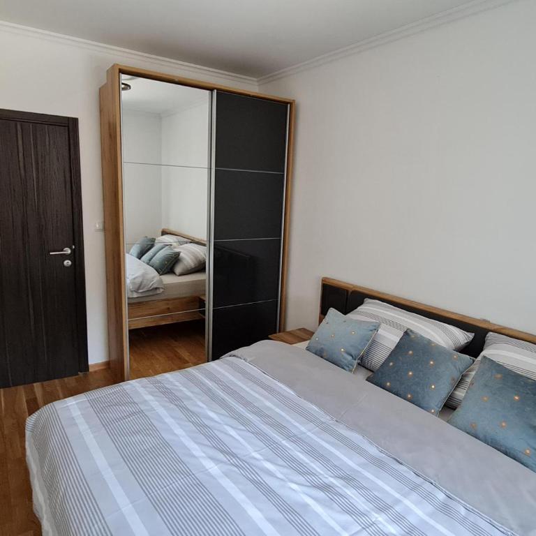E&M Platinum - One-Bedroom Apartment - 3