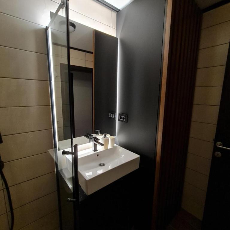E&M Platinum - One-Bedroom Apartment - 9
