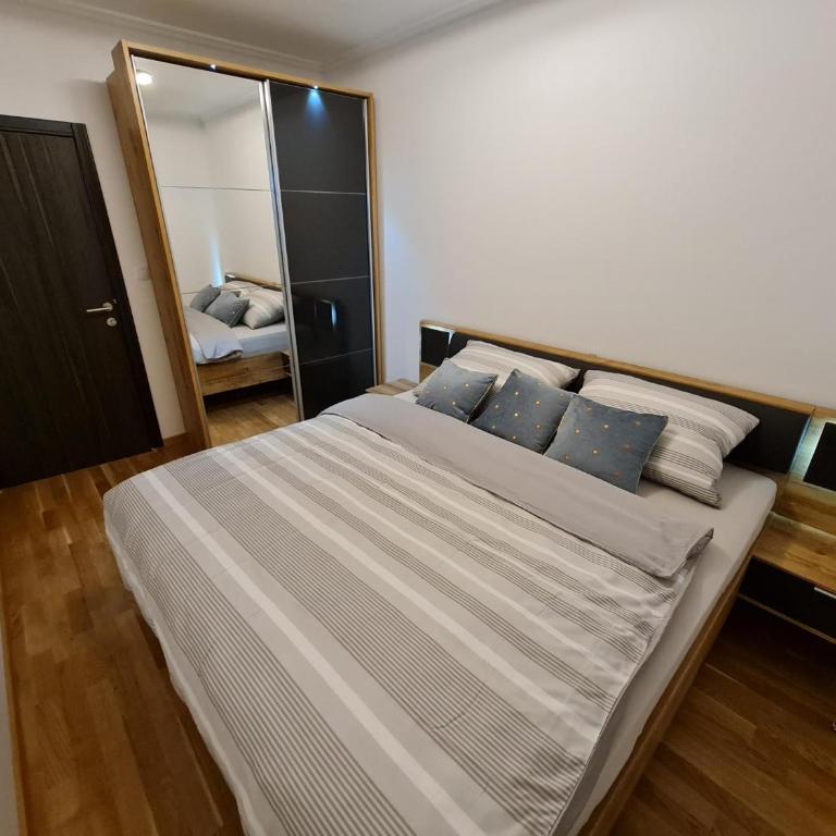 E&M Platinum - One-Bedroom Apartment - 13