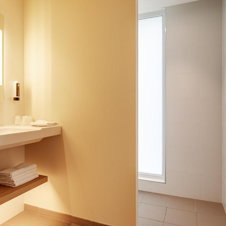 B&B HOTEL Lille Lillenium Eurasanté - Chambre Quadruple - 4