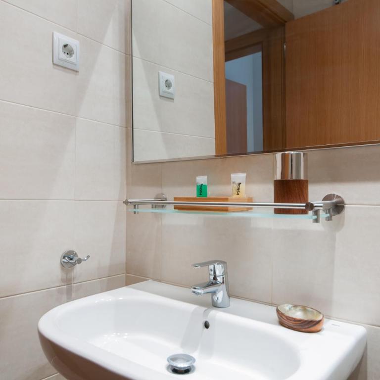 Pelayo Deluxe Apartments - Deluxe Two-Bedroom Apartment H4 - 16