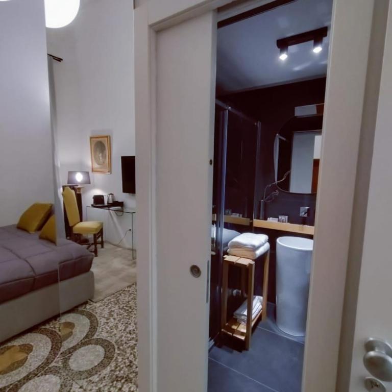 PALAZZO TESTA - LOCAZIONE TURISTICA - Camera Matrimoniale con Bagno Privato - 3
