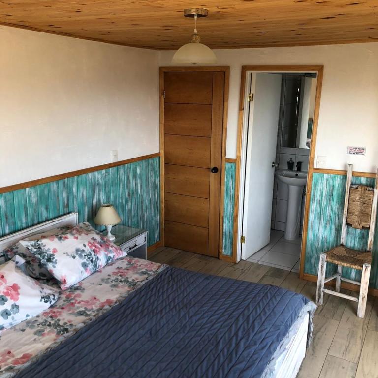 Hostal F - Deluxe Double Room with Balcony and Sea View - 2