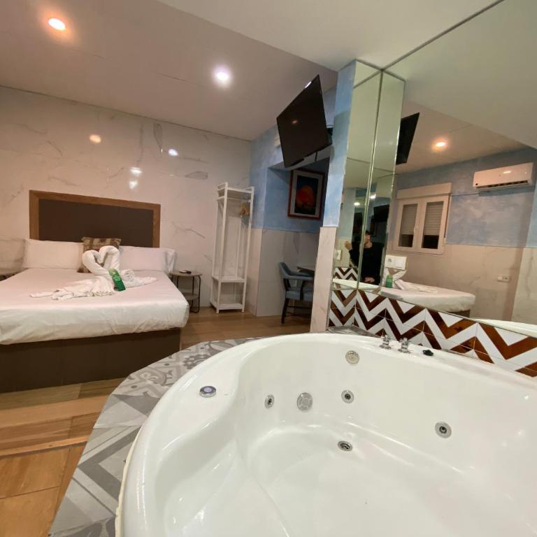 Hostal Avenida Andalucia - Solo Adultos - Habitación Doble con bañera de hidromasaje - 4