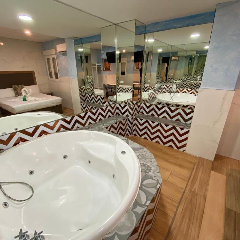 Hostal Avenida Andalucia - Solo Adultos - Habitación Doble con bañera de hidromasaje - 5