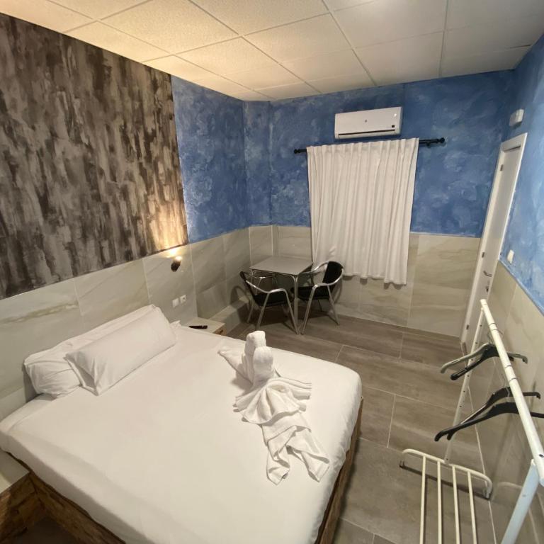 Hostal Avenida Andalucia - Solo Adultos - Habitación Doble Económica - 1 o 2 camas - 4