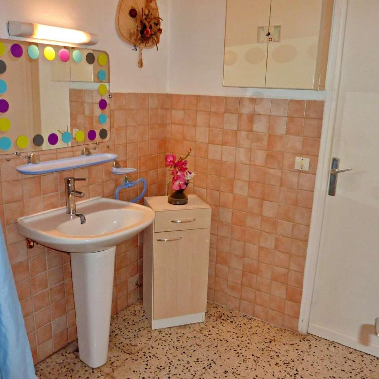 Appartement T2 ensoleillé à 2 pas de la plage avec terrasse, parking et wifi options - FR-1-387-123 - Appartement (4 Adultes) - 7