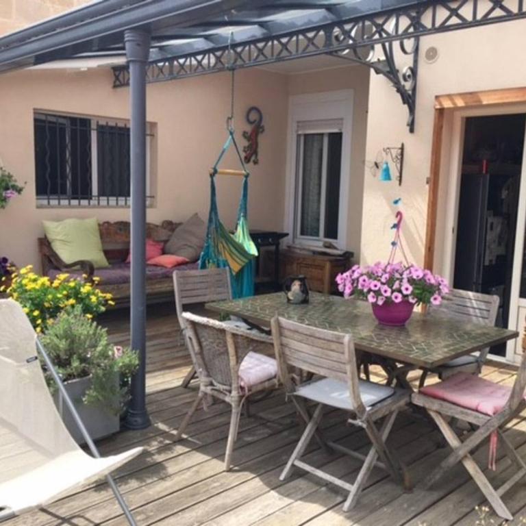CALME , PROCHE du Centre, Grande Terrasse, Petit déjeuner - Chambre Simple avec Terrasse - 1