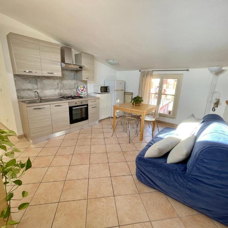 Borgo Antico Apartments - Sistemazione in Mansarda con 2 Camere da Letto e Vista Montagna - 3
