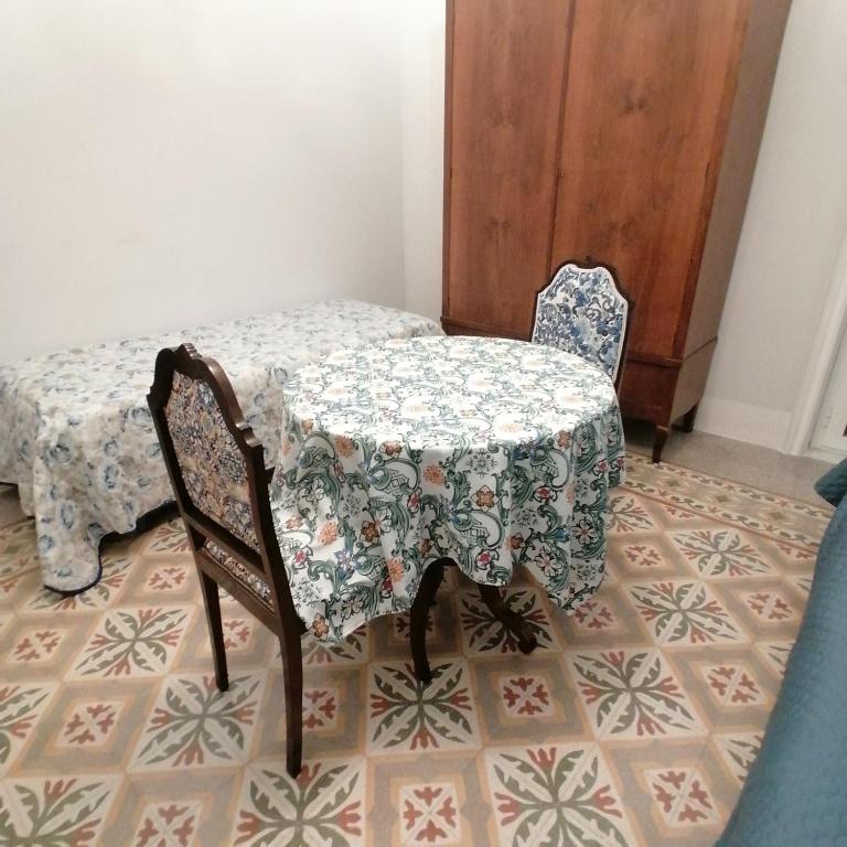 Battisti 18 Vintage Rooms - Triple Room with Private External Bathroom - 11