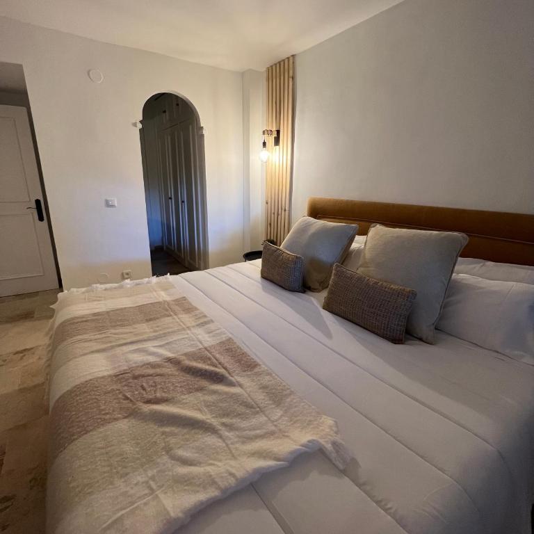 Impeccable large apartment with immense terrace and private garden overlooking the mountain, featuring 2 bedrooms and sleeping up to 4 guests located 100 meters from Plaza Maestranza - Two-Bedroom Apartment - 77