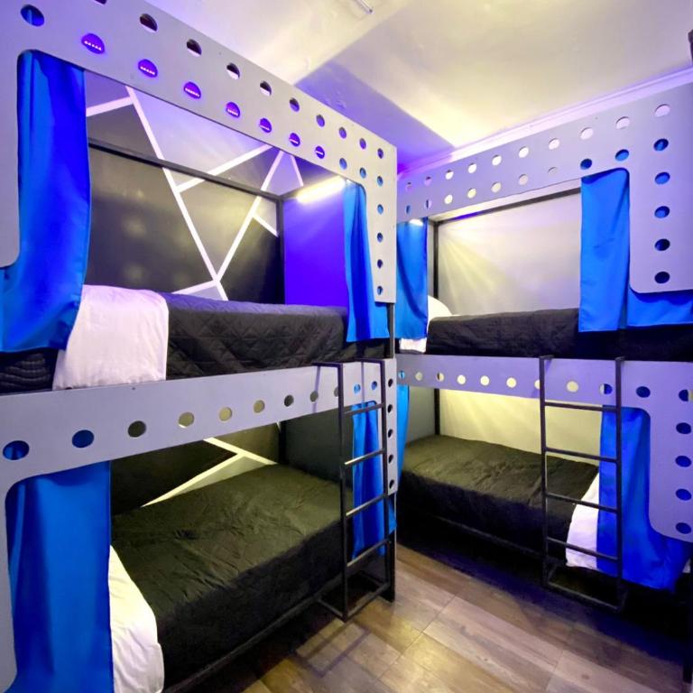 ROOMIES HOSTEL Parque México - Bed in 4-Bed Mixed Dormitory Room - 1