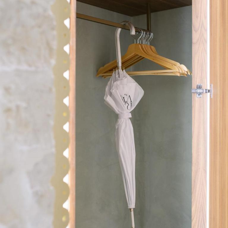 Vico Bianco Raro Smart Rooms Collection - Deluxe King Room - 8