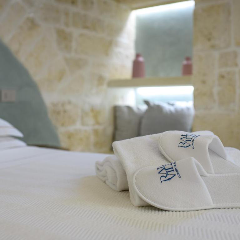 Vico Bianco Raro Smart Rooms Collection - Deluxe King Room - 11