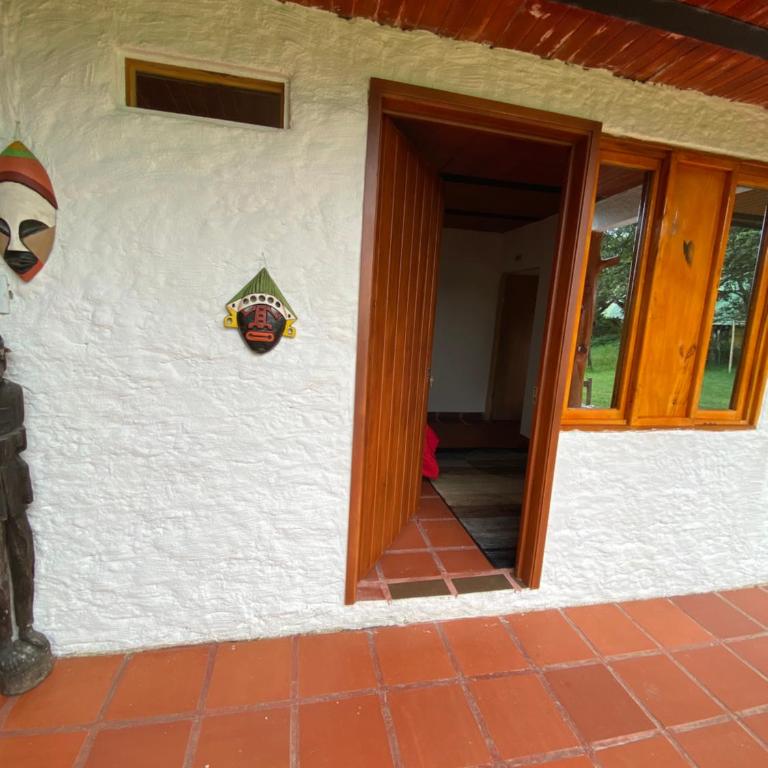 CABAÑA LOS NOGALES - Habitación Familiar con baño - 1