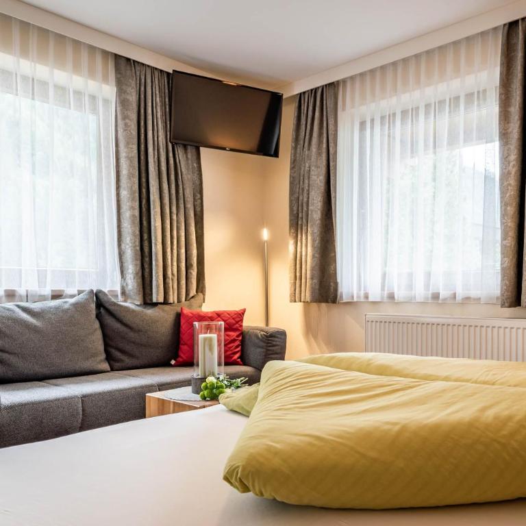 Haus Hochland - Doppelzimmer mit Zustellbett - 11