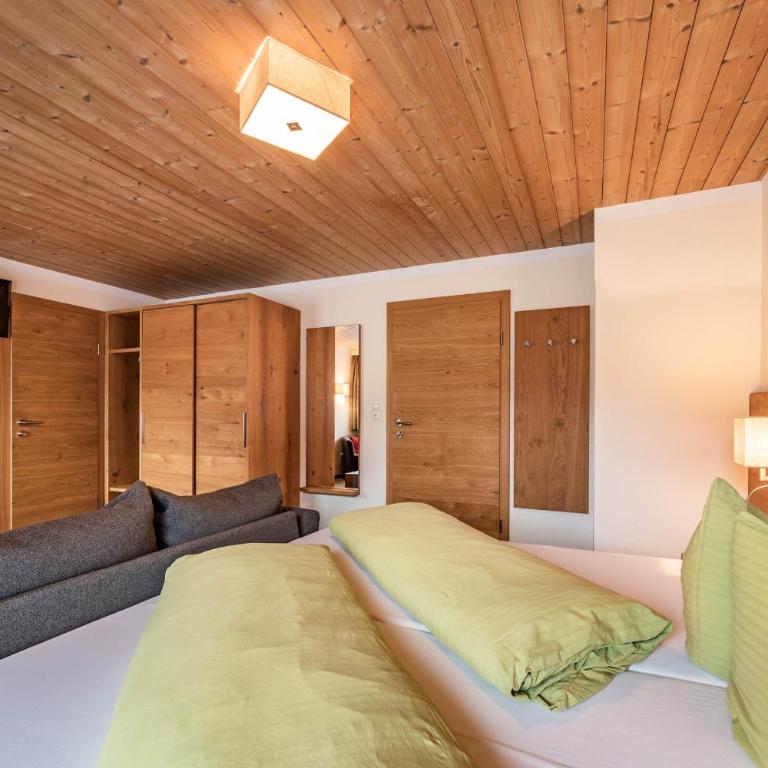 Haus Hochland - Doppelzimmer mit Zustellbett - 12